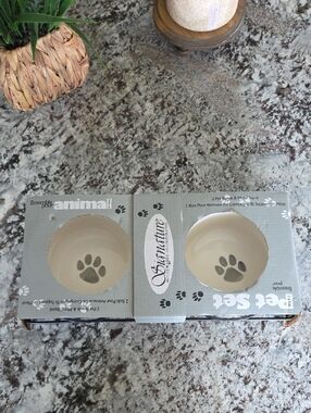 Signature Neutral Paw Print Pet Bowl Set